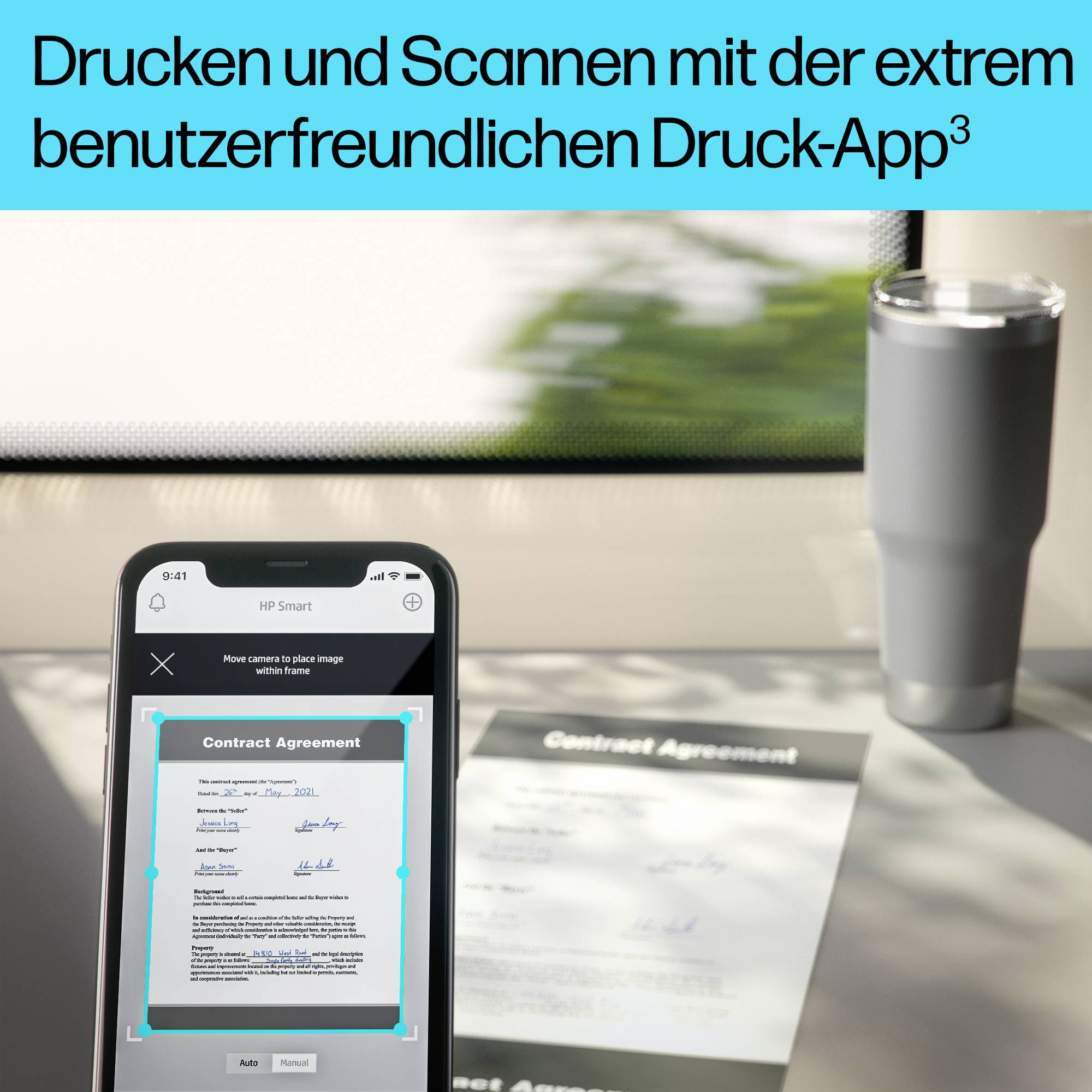 De handzame telefoon toont een app voor printen en scannen; naast het toestel staat een koffiekopje en een gedrukt contract. De tekst bovenaan prijst de app.