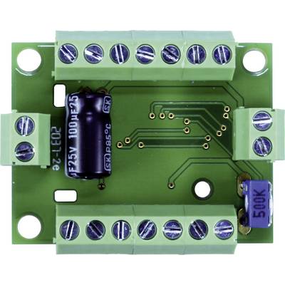 Groene printplaat met meerdere groene aansluitblokken en een zwarte condensator, gebruikt voor elektronische schakelingen.