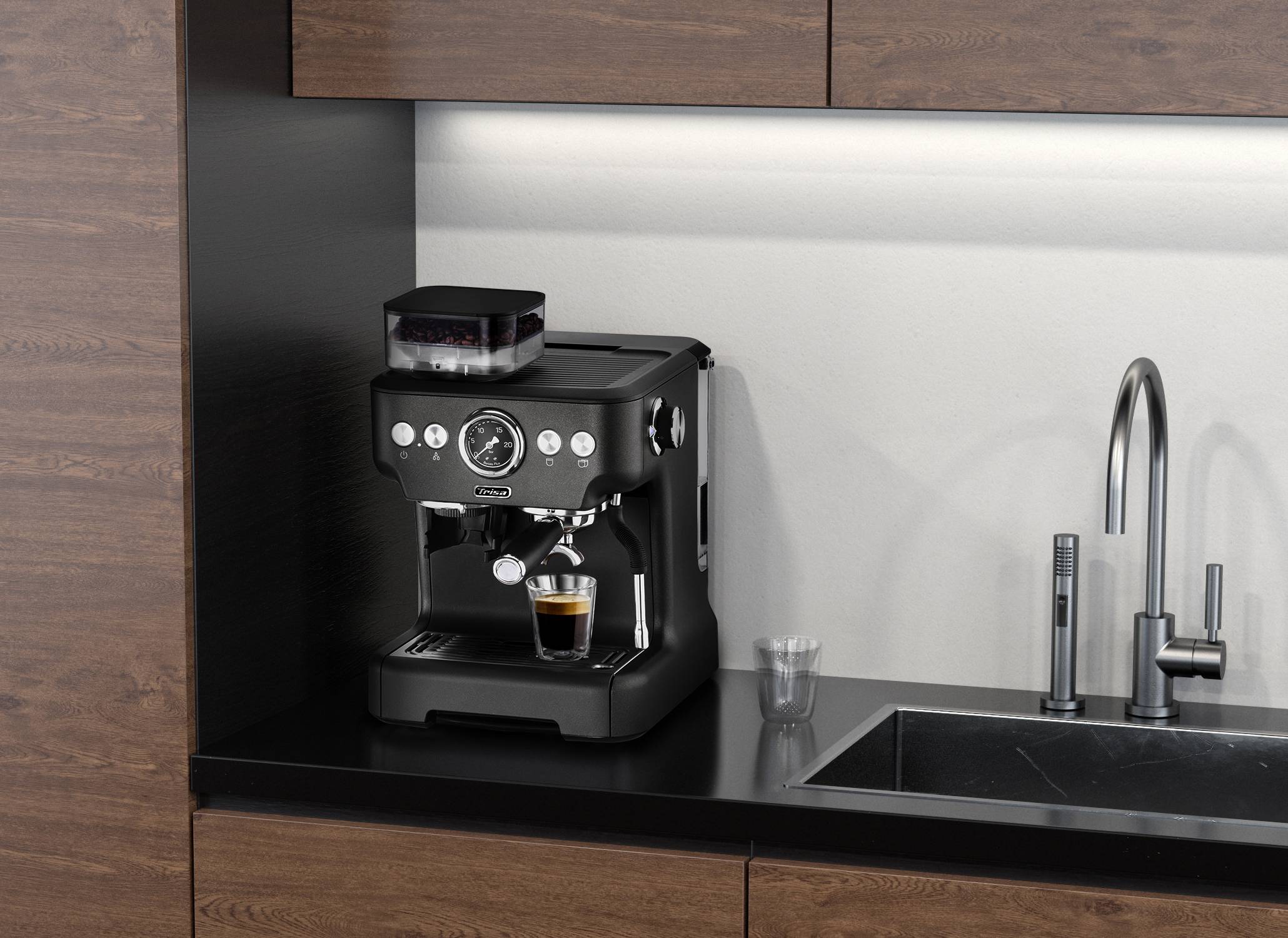 Espressomachine op aanrecht naast de gootsteen, zet verse espresso in een glas. Moderne keuken met houten kasten.