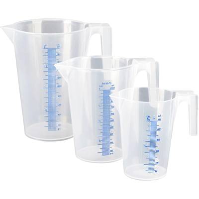 'Drie transparante maatbekers van verschillende grootten met een blauwe schaalverdeling in milliliters. Elke maatbeker heeft een handgreep en een schenktuit.'