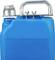 Een blauwe jerrycan met een zilveren, opvouwbare handgreep en een open schroefdeksel, geschikt voor het vervoeren van vloeistoffen.