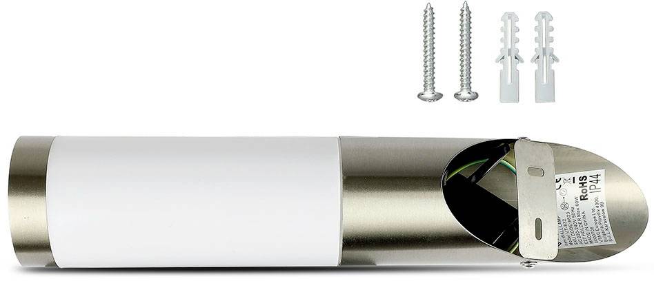 Een cilindrisch, wit en zilver wandlampbehuizing met kabelaansluiting, bijgeleverde schroeven en pluggen voor montage.