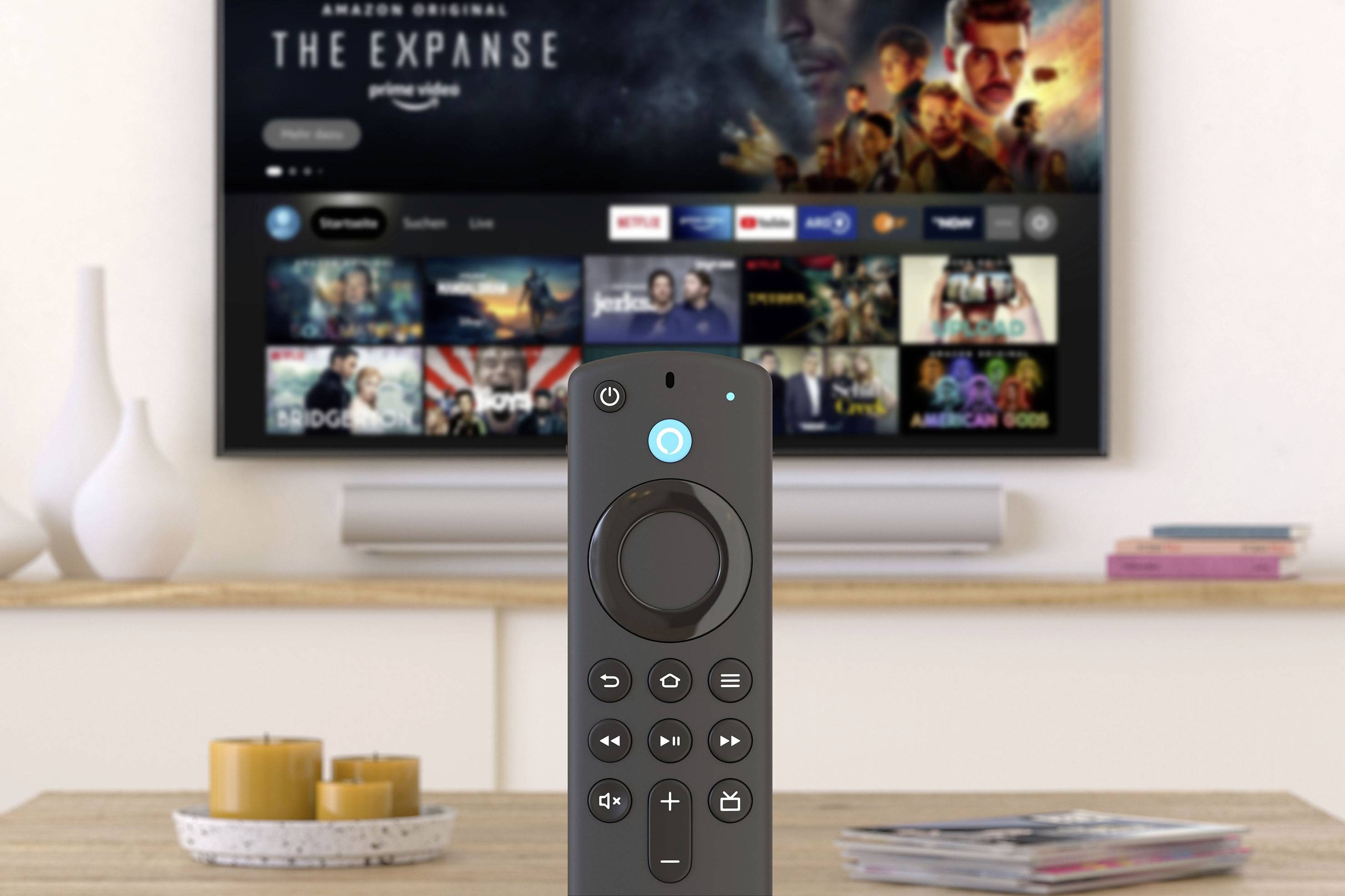 'Afstandsbediening voor een televisie met een streamingdienst-interface en een serievoorvertoning. Woonkameromgeving met decoraties.'