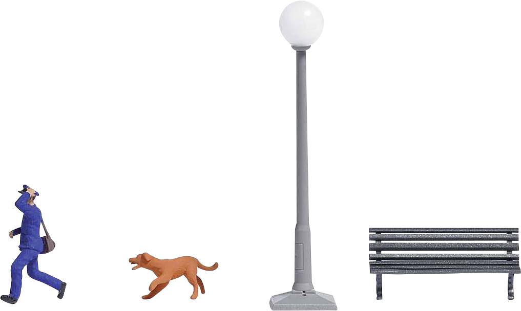 Een klein standbeeld van een politieagent die rent met een opgeheven hand, gevolgd door een oranje hond, voor een straatlantaarn en een grijze bank.