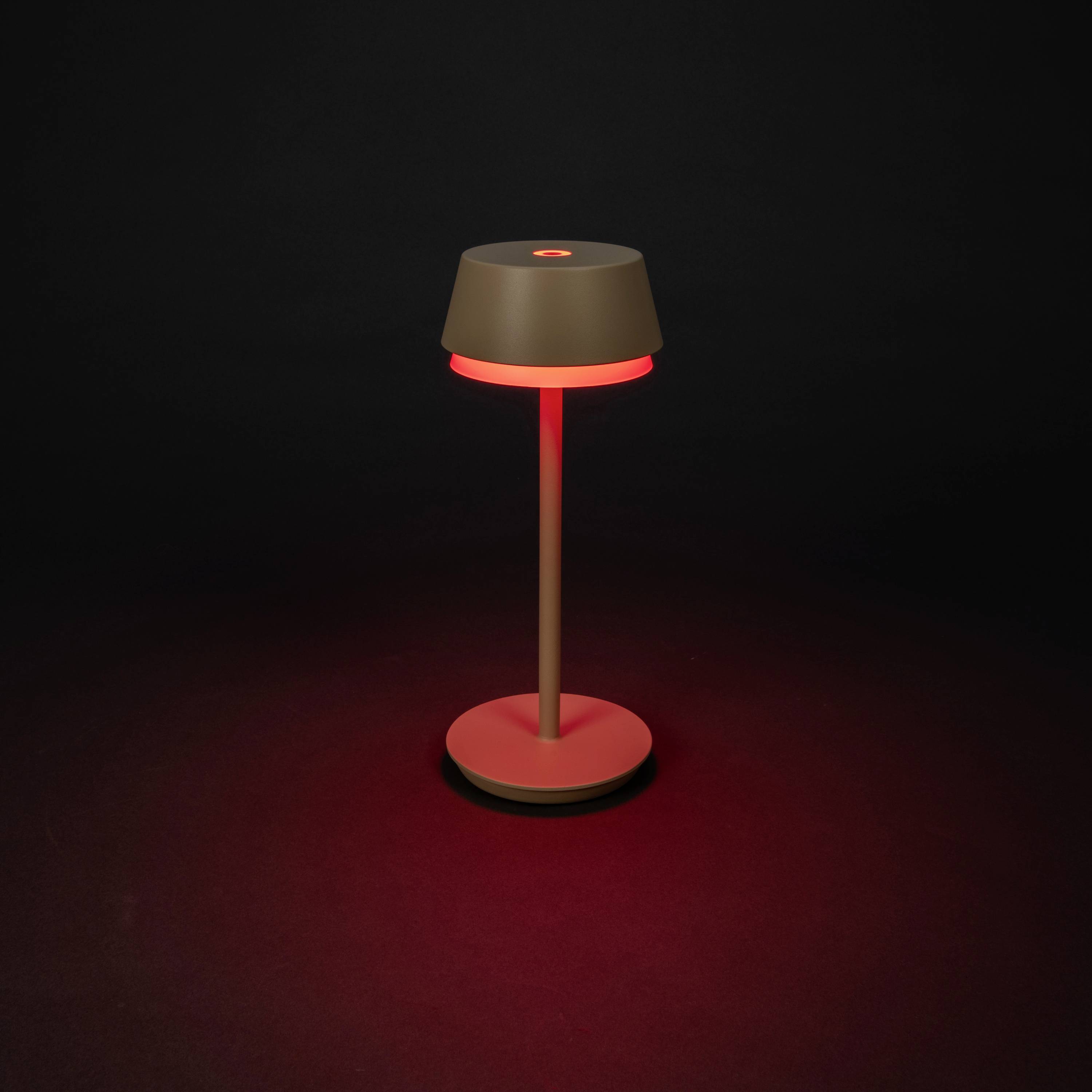 Bruine tafellamp met rood lichtschijnsel in donkere omgeving, modern en minimalistisch design.