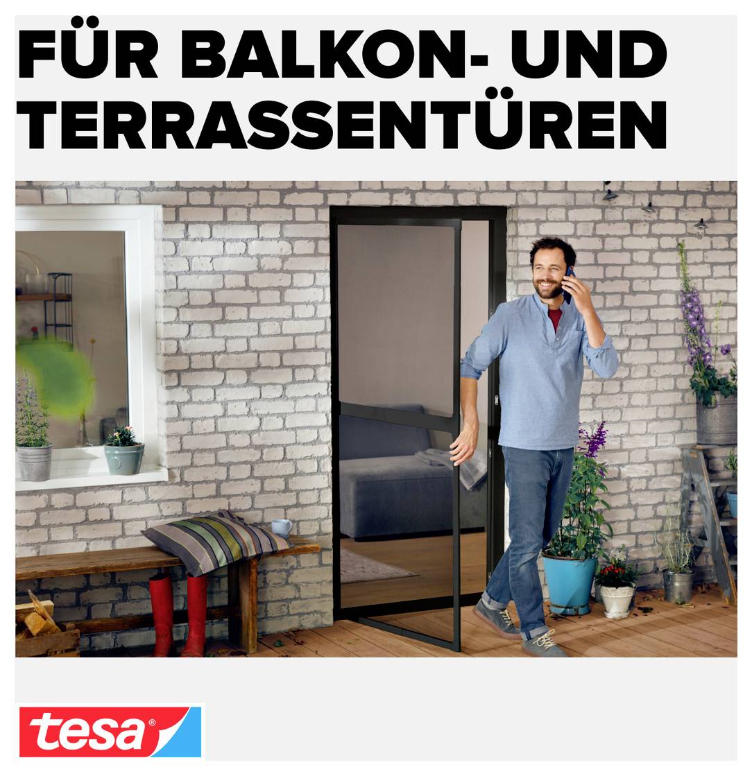 Man opent vliegengaasscherm op een terras; erboven de tekst 'VOOR BALKON- EN TERRASDEURENDEUREN', onderaan het tesa-logo.