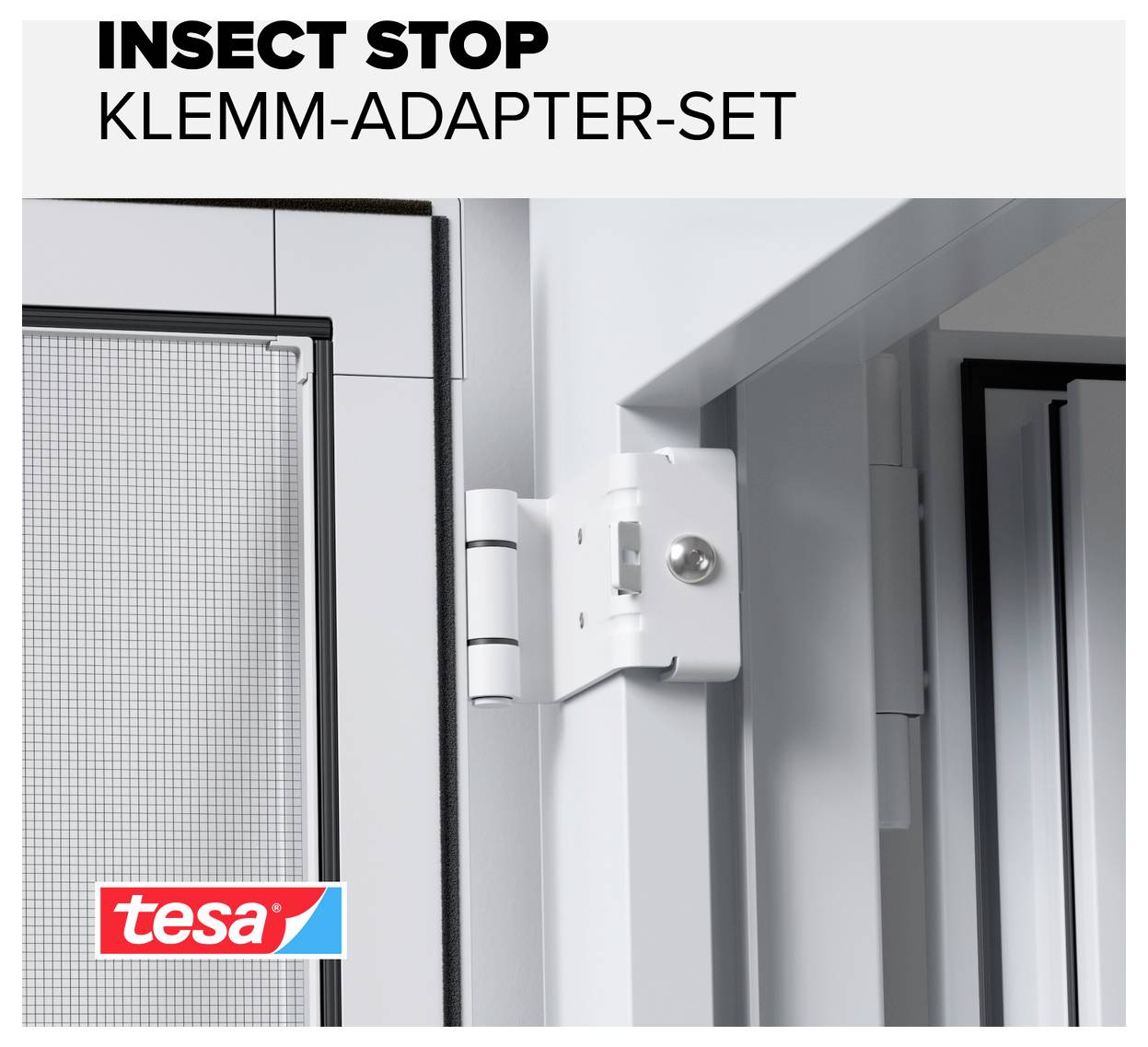 Insectenbeschermings-klemadapter-set van tesa bevestigd aan een raamkozijn, voor montage van een insectenbeschermingsrooster zonder boren.