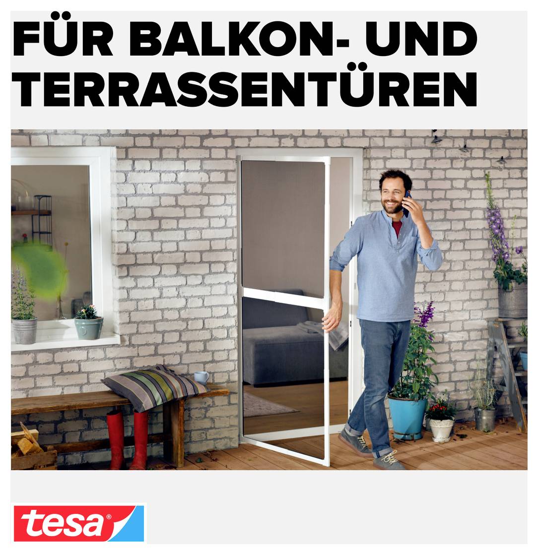 Advertentiemotief voor balkondeurenën terrasdeurenः Een man staat glimlachend in een open deur op het balkon; bovenaan staat 'VOOR BALKON- EN TERRASDEURENี, onderaan het tesa-logo.
