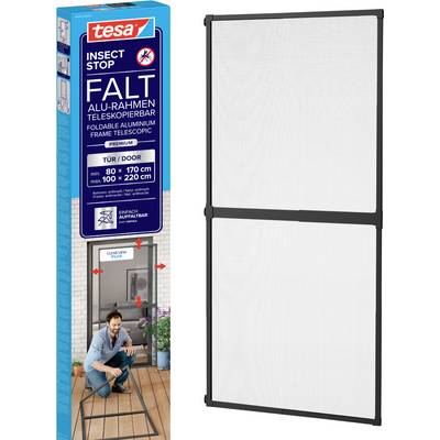 Productafbeelding van een tesa 'Insekt Stop' opvouwbare aluminium telescopische deurmuggenscreen, weergegeven met verpakking en het gemonteerde zwarte frame.