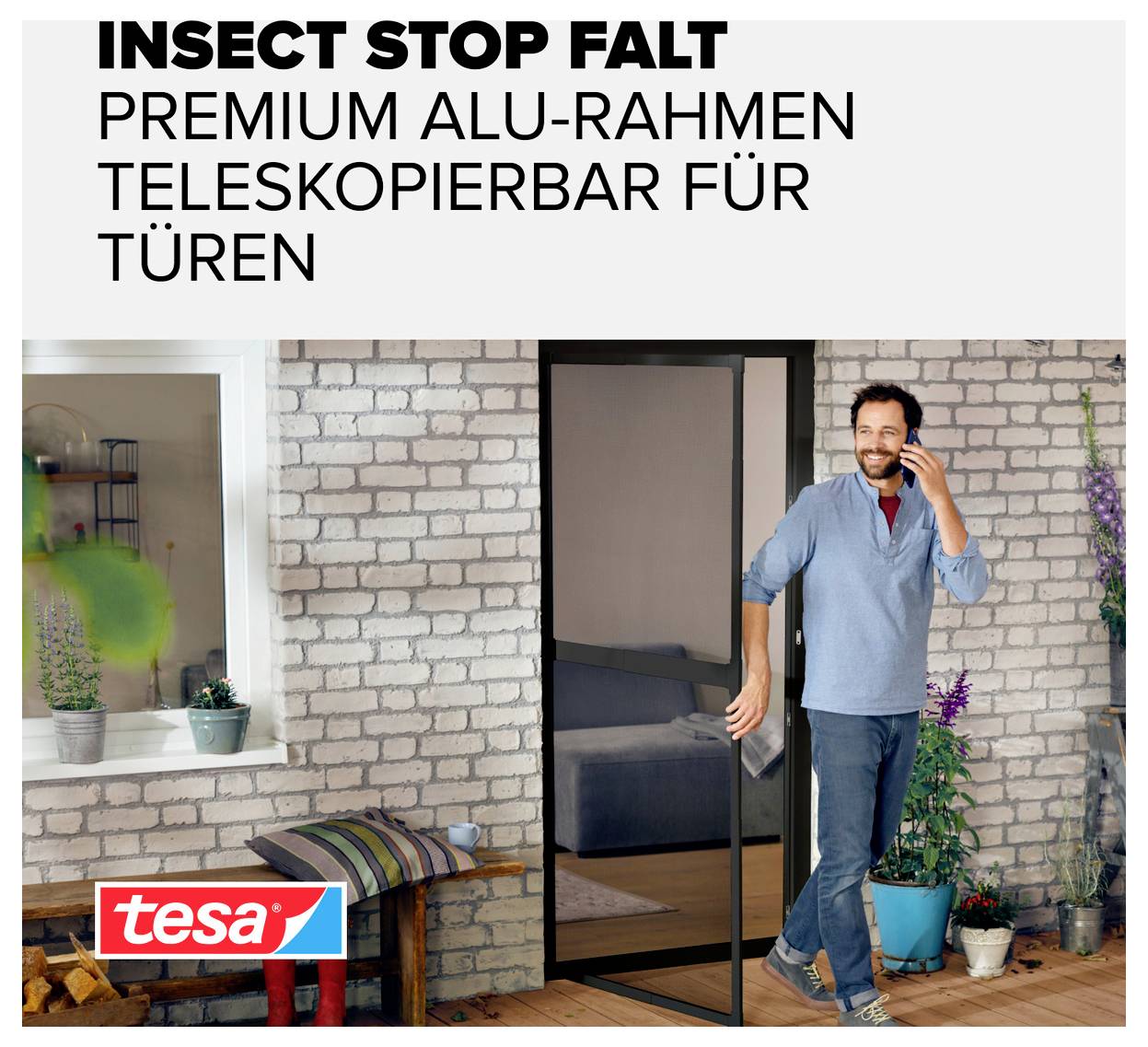Advertentieafbeelding voor insectengaas: 'INSECT STOP FALT', telescopisch aluminium frame voor deuren; man staat in deuropening naast het zwarte vliegengaas.