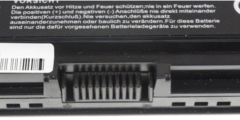 Een aanwijzing op een batterij waarschuwt om deze te beschermen tegen hitte en niet te openen. Verdere veiligheidsinstructies zijn opgenomen.