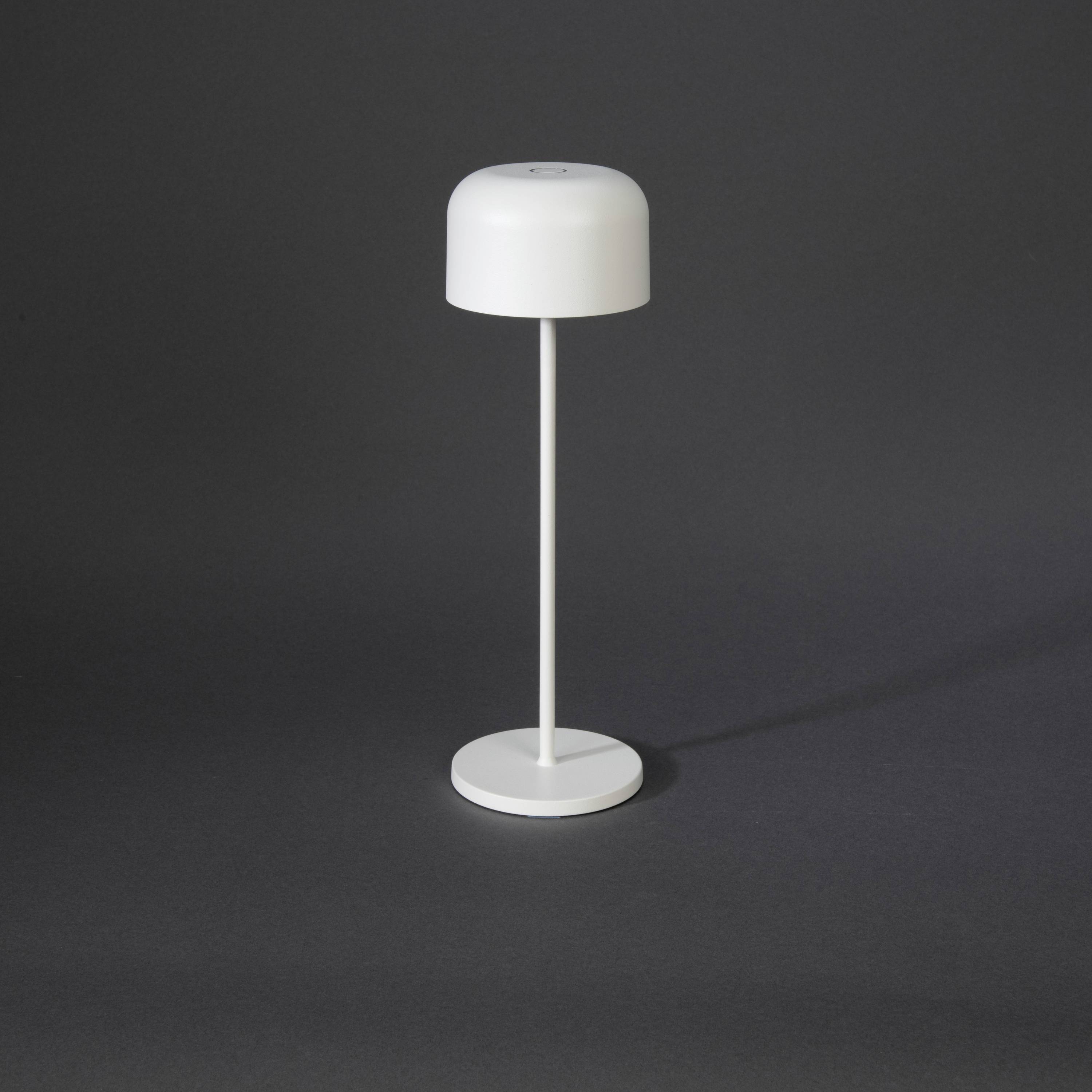 Een slanke, moderne tafellamp met een witte lampenkap op een zwarte achtergrond.