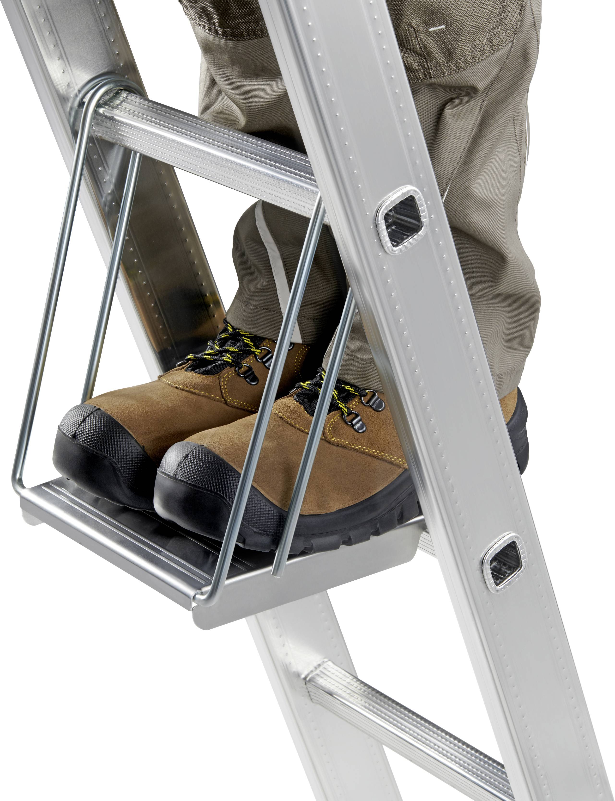 Veiligheidsuitrusting op een ladder: Arbeider met veiligheidsschoenen staat op een trede met een extra steunframe voor stabiliteit.
