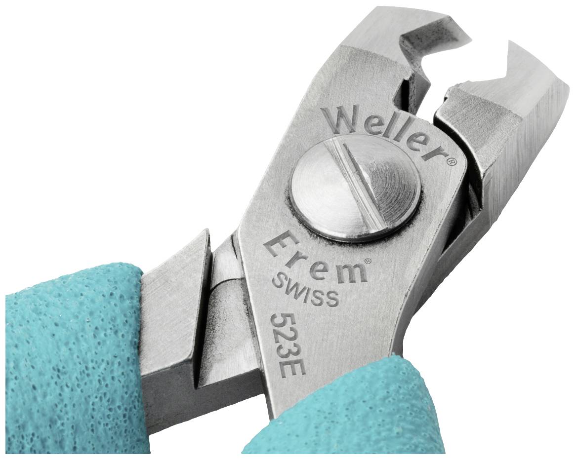 Een zilveren draadkniptang met de opdruk 'Weller Erem SWISS 523E'. Vastgehouden door een hand in een turquoise handschoen.
