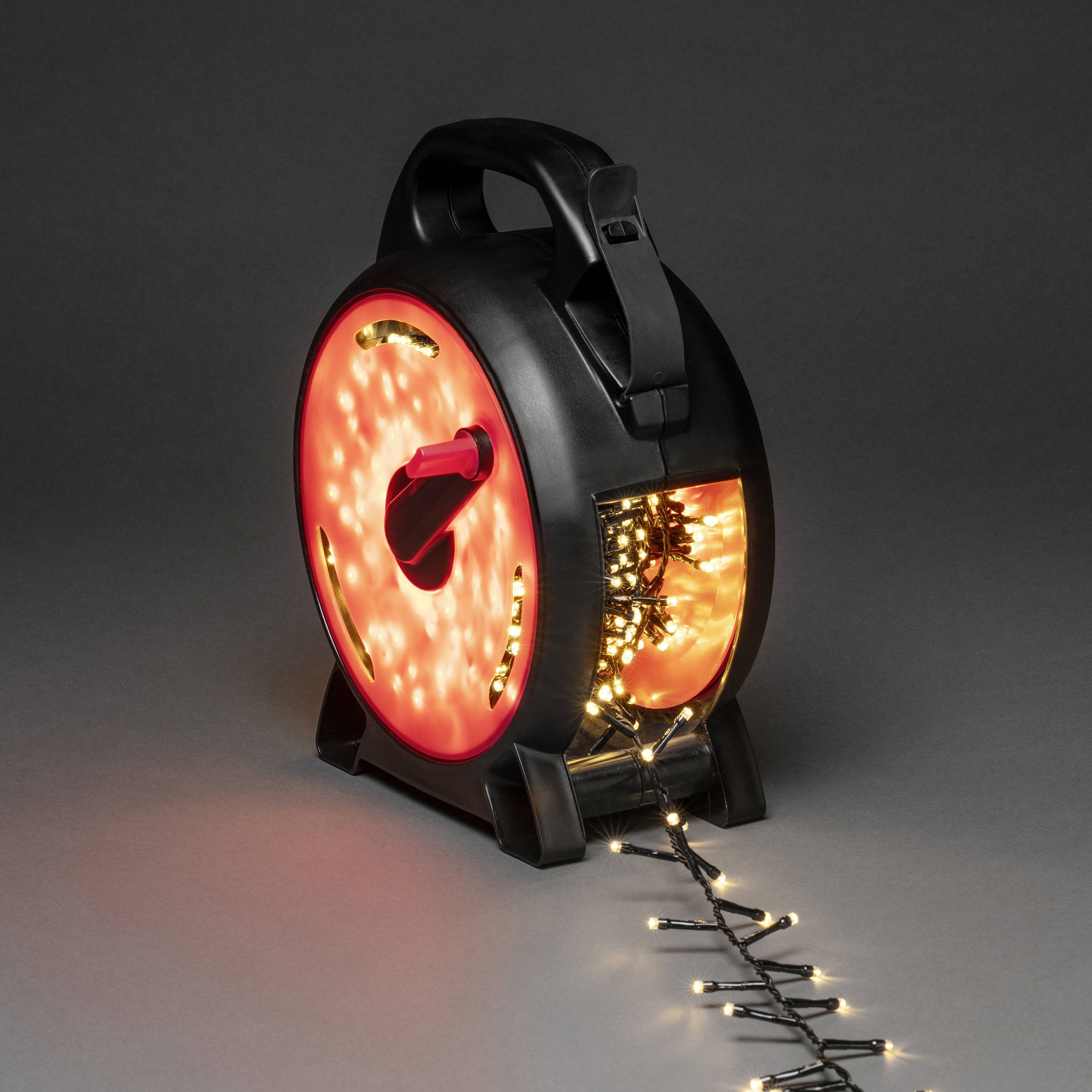 Een zwarte kabelhaspel met geïntegreerde lichtketting, die geel oplicht, staat op een grijze achtergrond.