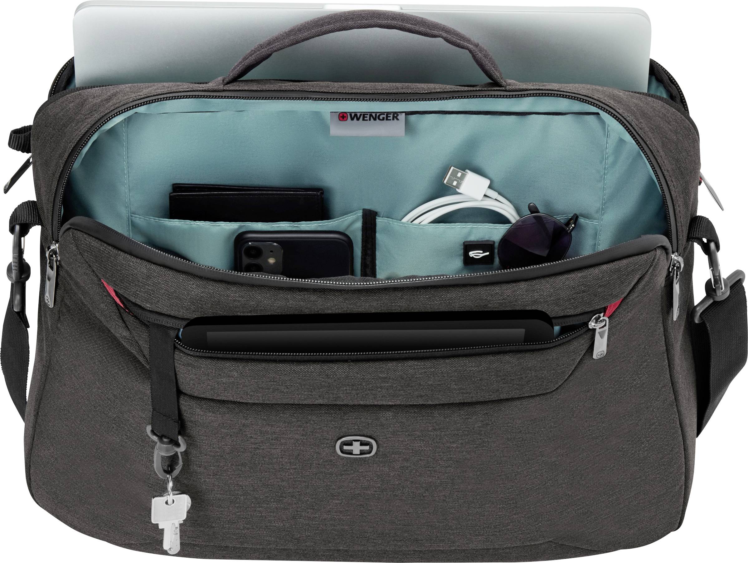 Een grijze laptoptas met veel vakken bevat een laptop, kabels, een smartphone, zonnebril, sleutels en pennen.