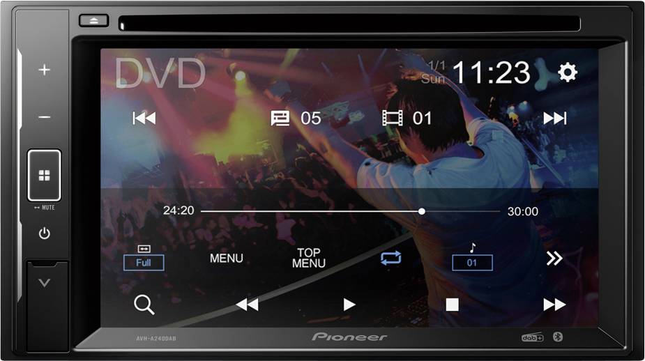 Een man viert feest in een mensenmenigte bij een concert. Op het scherm van een autoradio zijn muziekbediening en tijdstip zichtbaar.