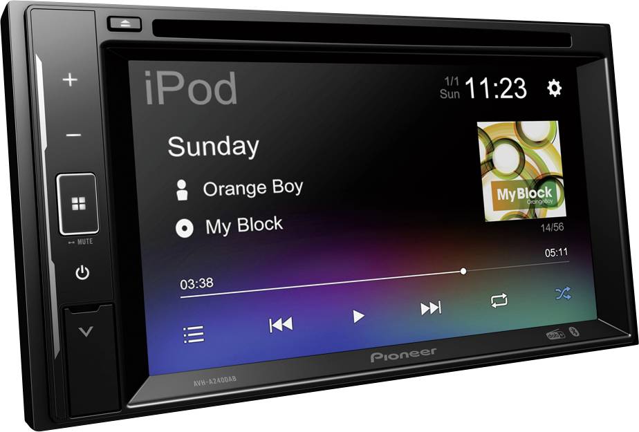 Een autoradio-display toont 'iPod' als bron. Op het scherm speelt het nummer 'My Block' van 'Orange Boy'. Tijd: 03:38.
