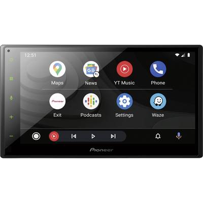 De afbeelding toont een autoradio-display met verschillende app-symbolen zoals 'Maps', 'News', 'YT Music', 'Podcasts' en 'Waze'.