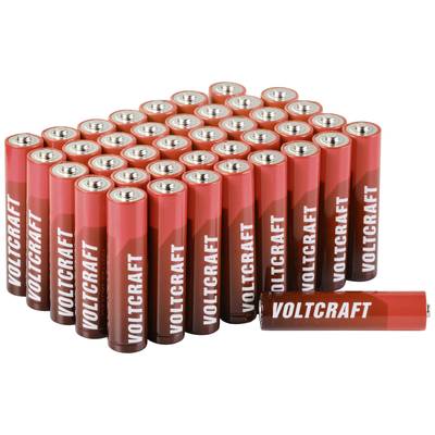 Verschillende rode AAA-batterijen van het merk Voltcraft, deels rechtop gezet, deels liggend. Geschikt voor elektronische apparaten.