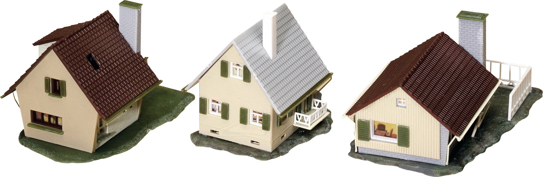 Drie miniatuurmodellen van huizen met verschillende daken en gevels. Elk huis staat op een kleine, met gras begroeide basis.