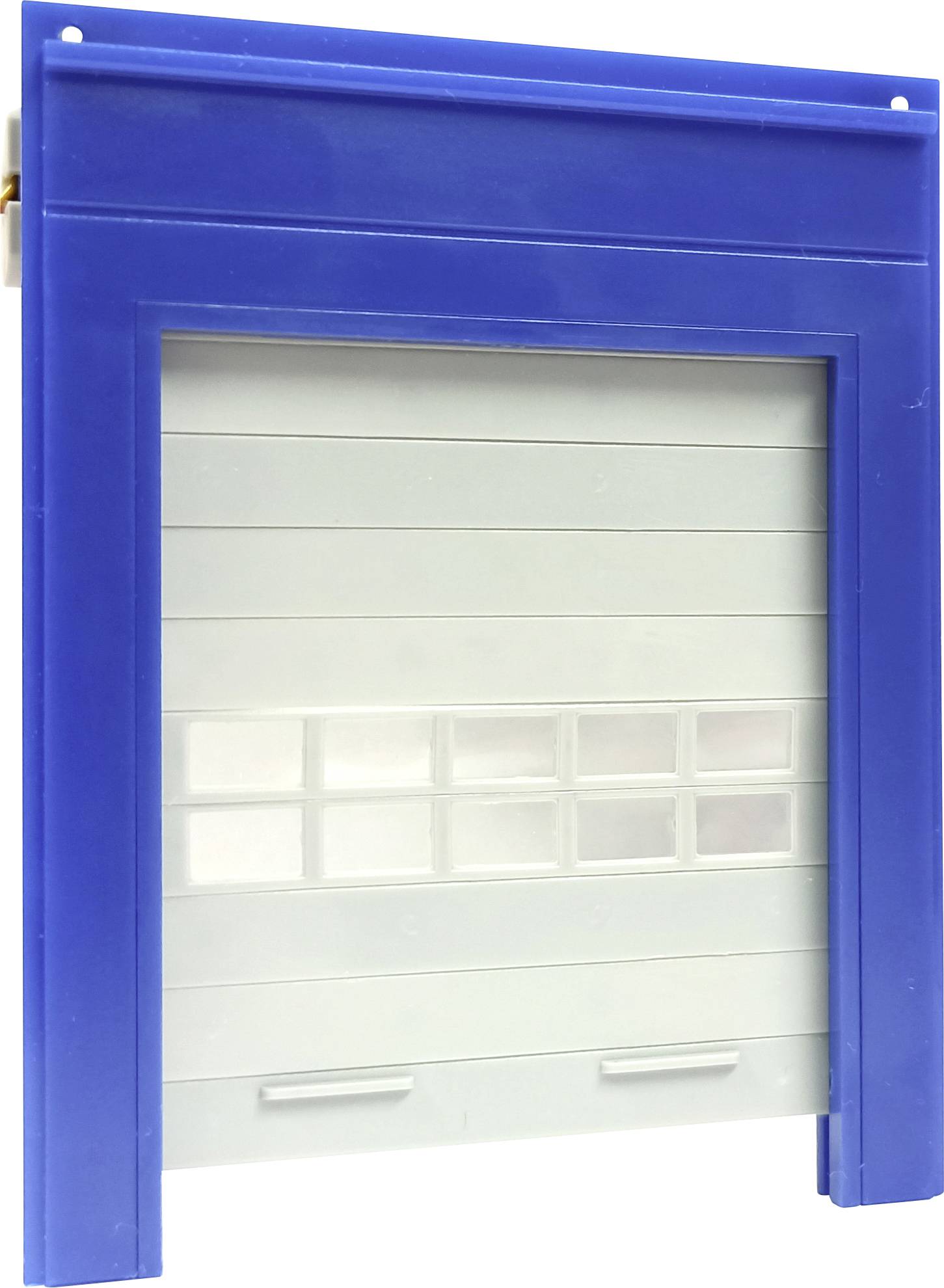 Een blauwe garagedeurkozijn met een gesloten, wit sectionaal garageportaal dat rechthoekige ramen in de bovenste helft heeft.