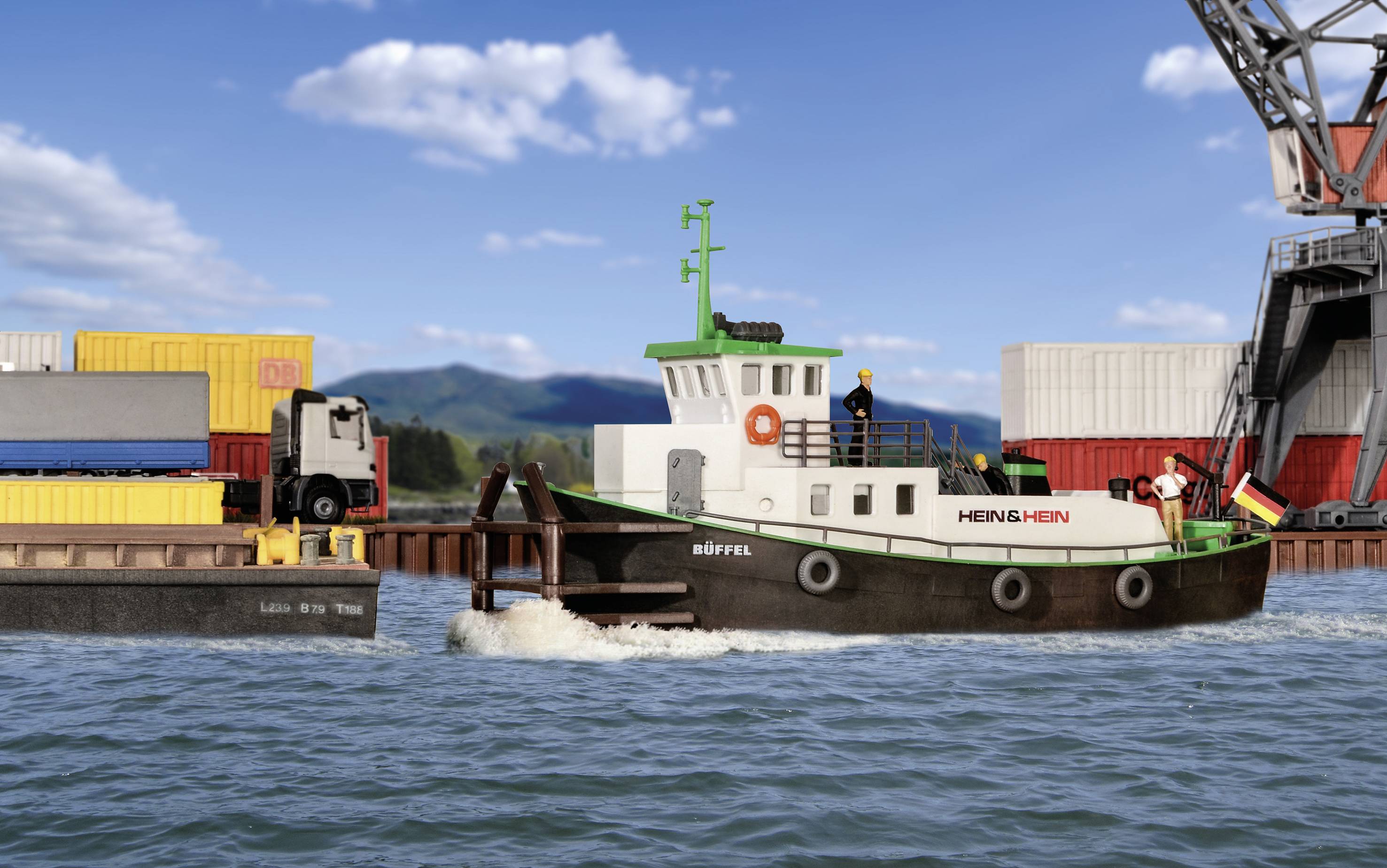 Een kleine boot in de haven vervoert containers. Een kraan op de achtergrond verplaatst vracht. Het scenario toont goederenvervoer over water.