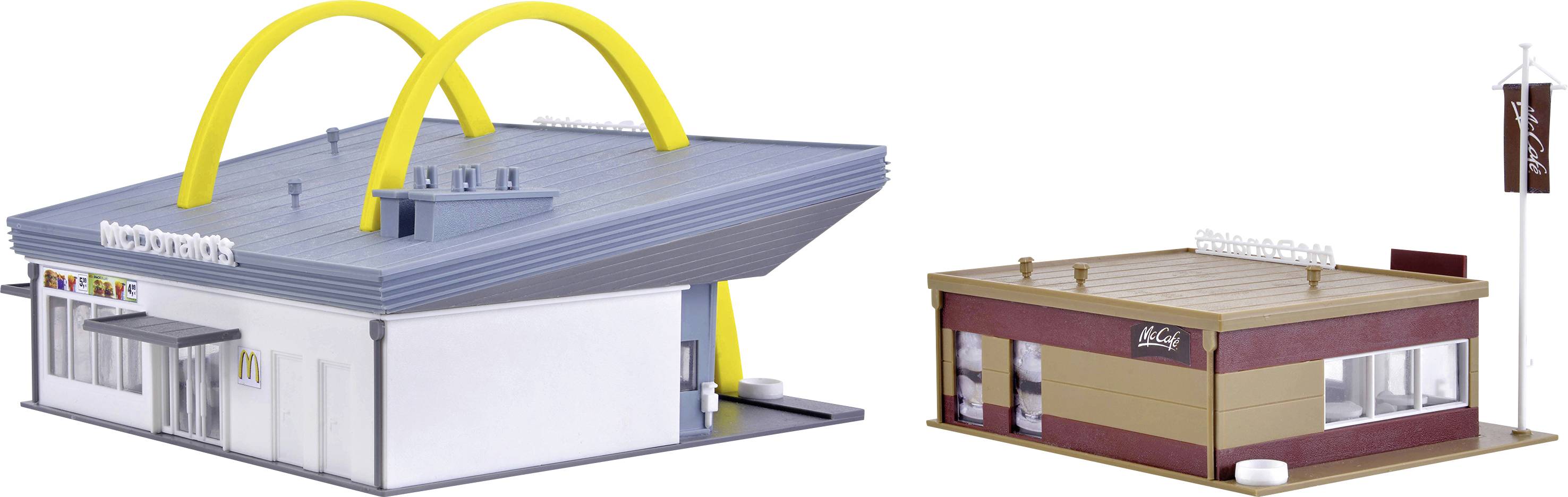 Een miniatuurmodel toont twee fastfoodrestaurants naast elkaar: een met gele bogen en een met een houten gevel.