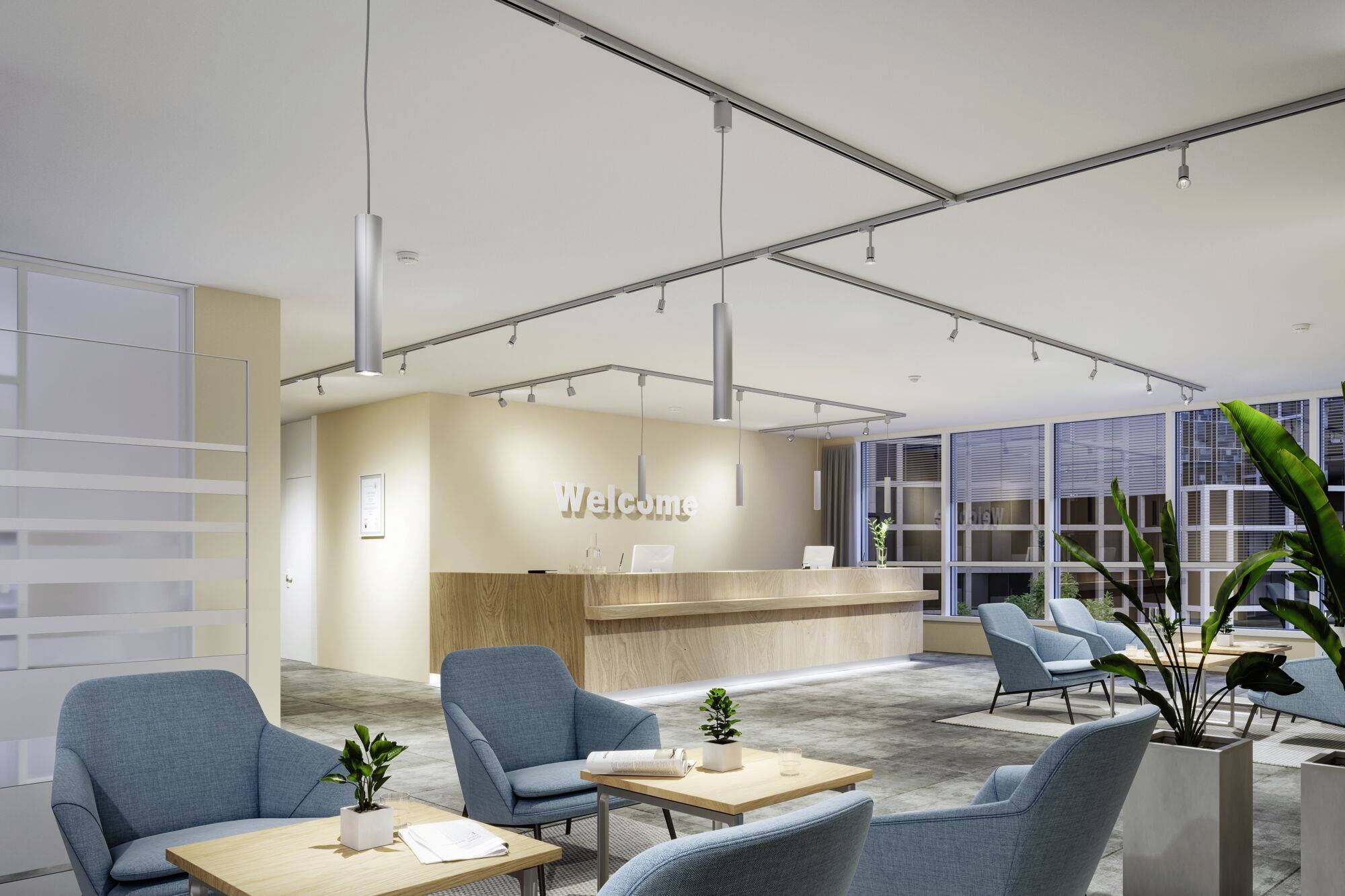Moderne ontvangsthal met blauwe fauteuils, houten balie en 'Welcome'-tekst aan de muur, helder verlicht met groene plantaccenten.