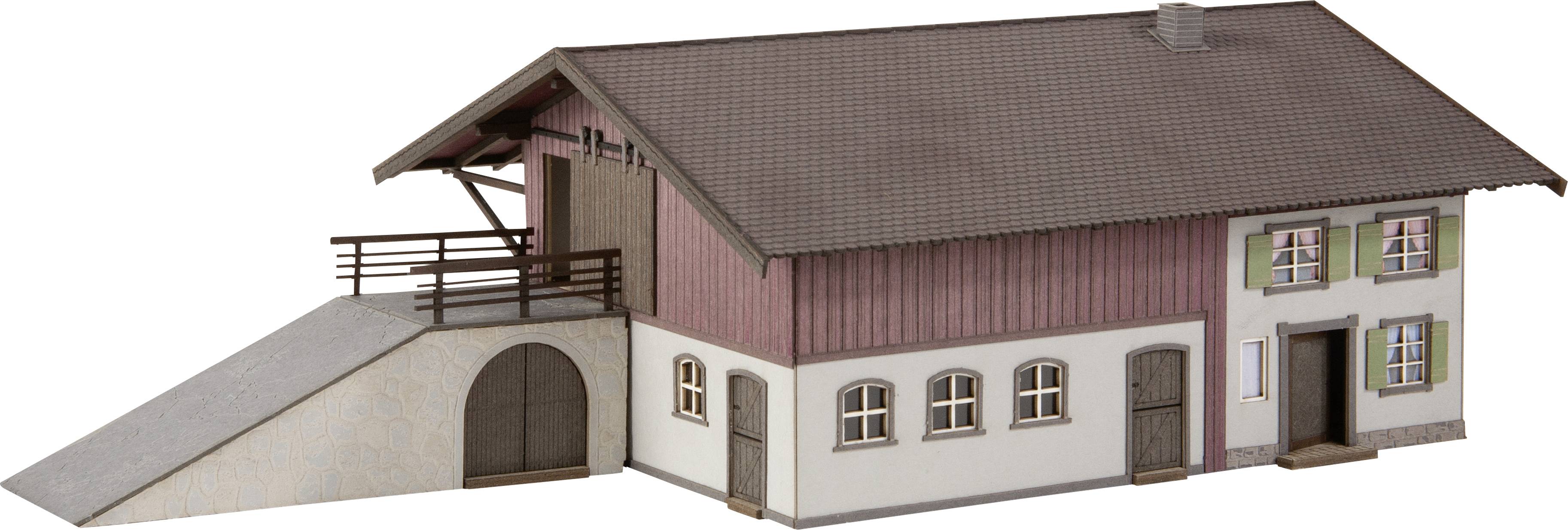 Een model van een traditionele boerderij met schuur, oprit en houten leuning. Het huis heeft rode muren en groene luiken.