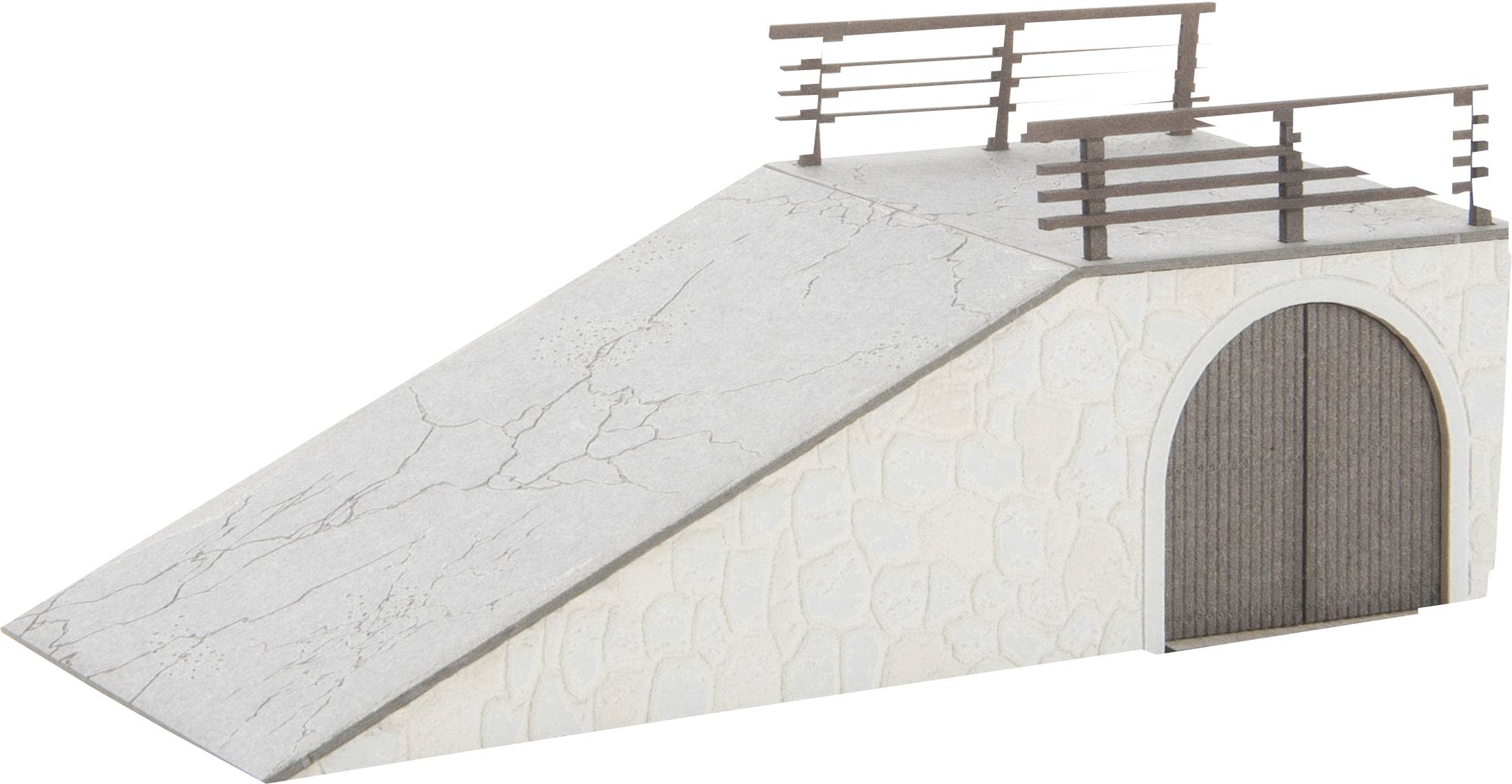 Schuine oprit met steenpatroon leidt naar houten poorten onder een platform met leuning.