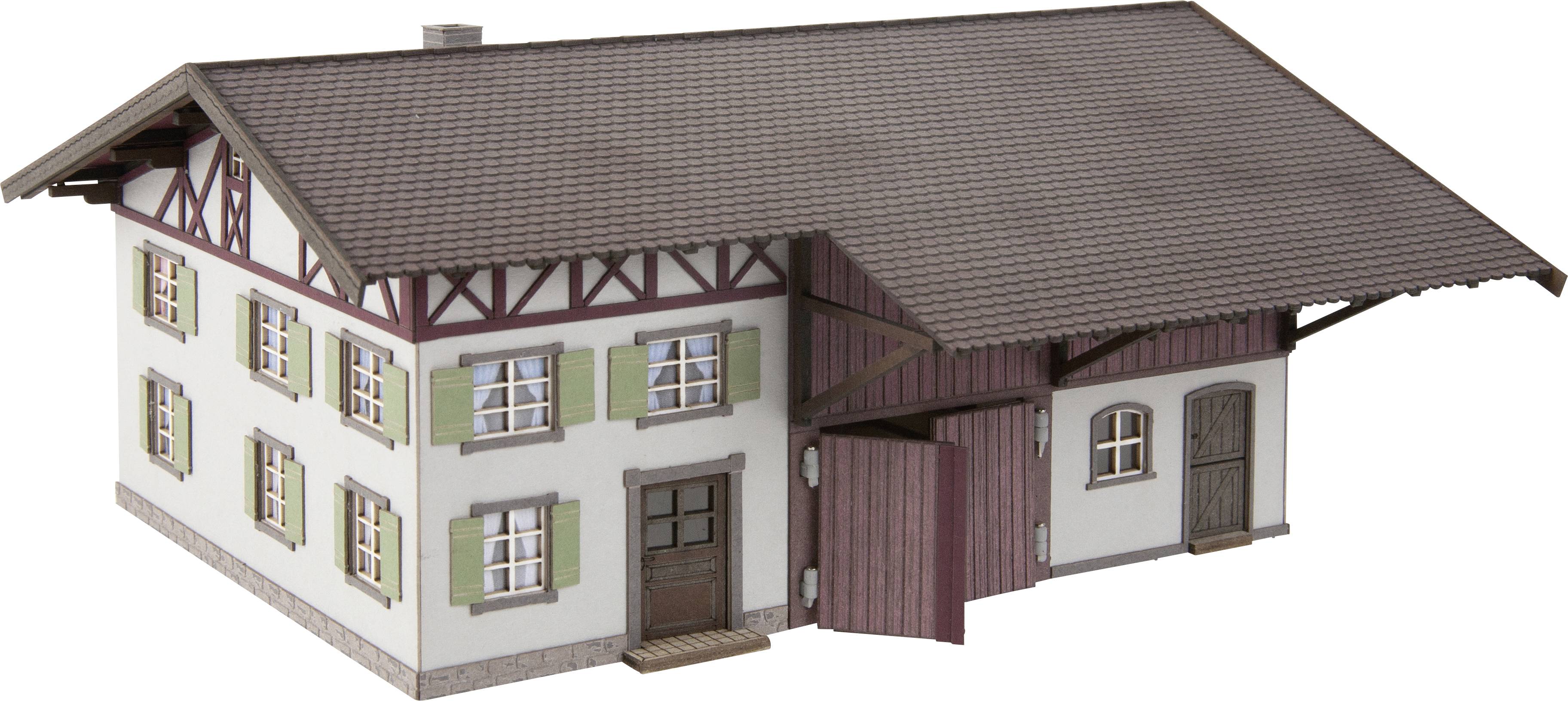 Een modelwoning in alpine stijl met een zadeldak en houten elementen, toont een schuur met een openstaande poort en luiken.