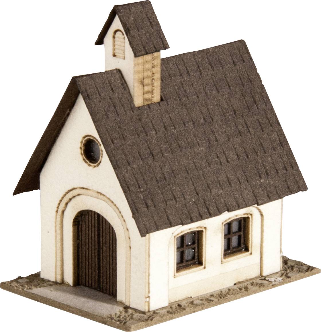 Een klein modelhuis met een bruin dak en schoorsteen. Het heeft een deur en twee ramen die doen denken aan een landelijke kapel.