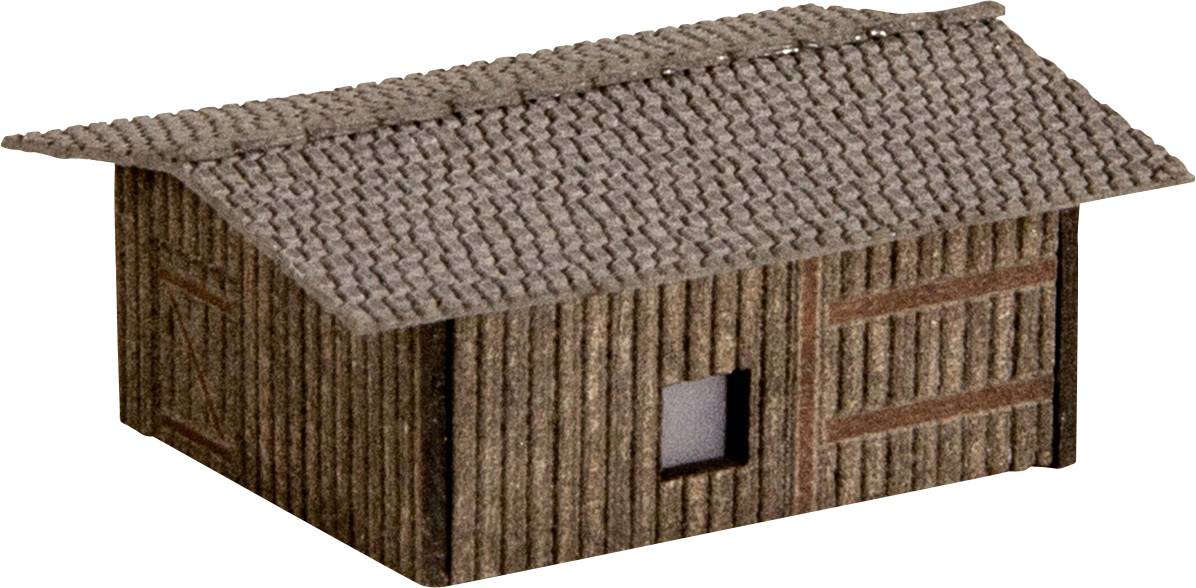 Een klein model van een eenvoudig houten gebouw met een zadeldak. Het heeft een rechthoekige basisvorm en een enkele vensteropening.