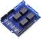 Een blauw Arduino-relaismodule met vier relais, blauwe aansluitklemmen en pinnen voor aansluiting op andere elektronische apparaten.