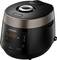 Een moderne, zwart-bruine rijstkoker met een digitaal display. Op het display wordt '12:00' weergegeven, daaronder verschillende functieknoppen.