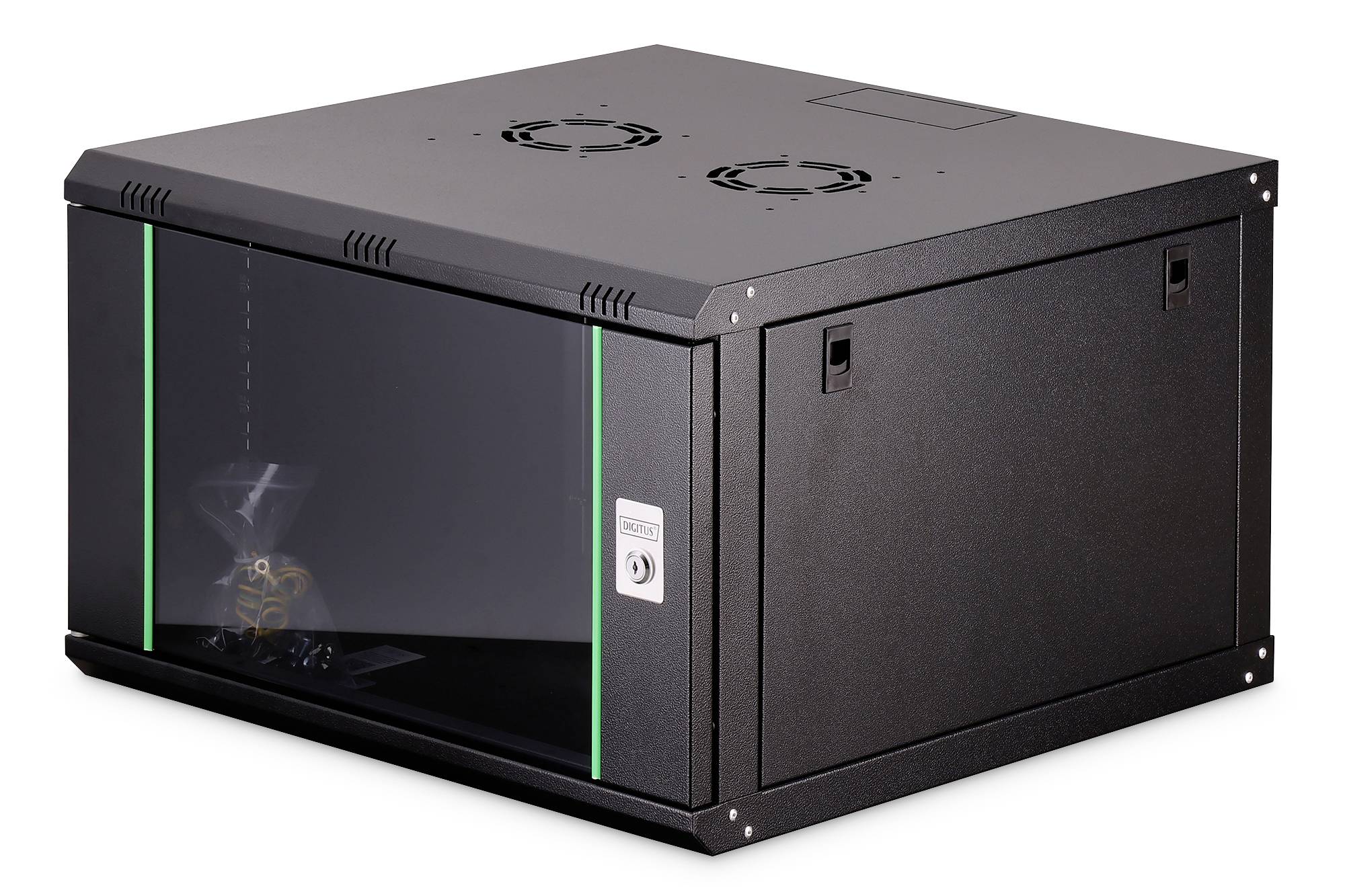 Een zwarte wandgemonteerde serverrack kast met een glazen voordeur en twee koelventilatoren bovenop, wordt weergegeven tegen een witte achtergrond.