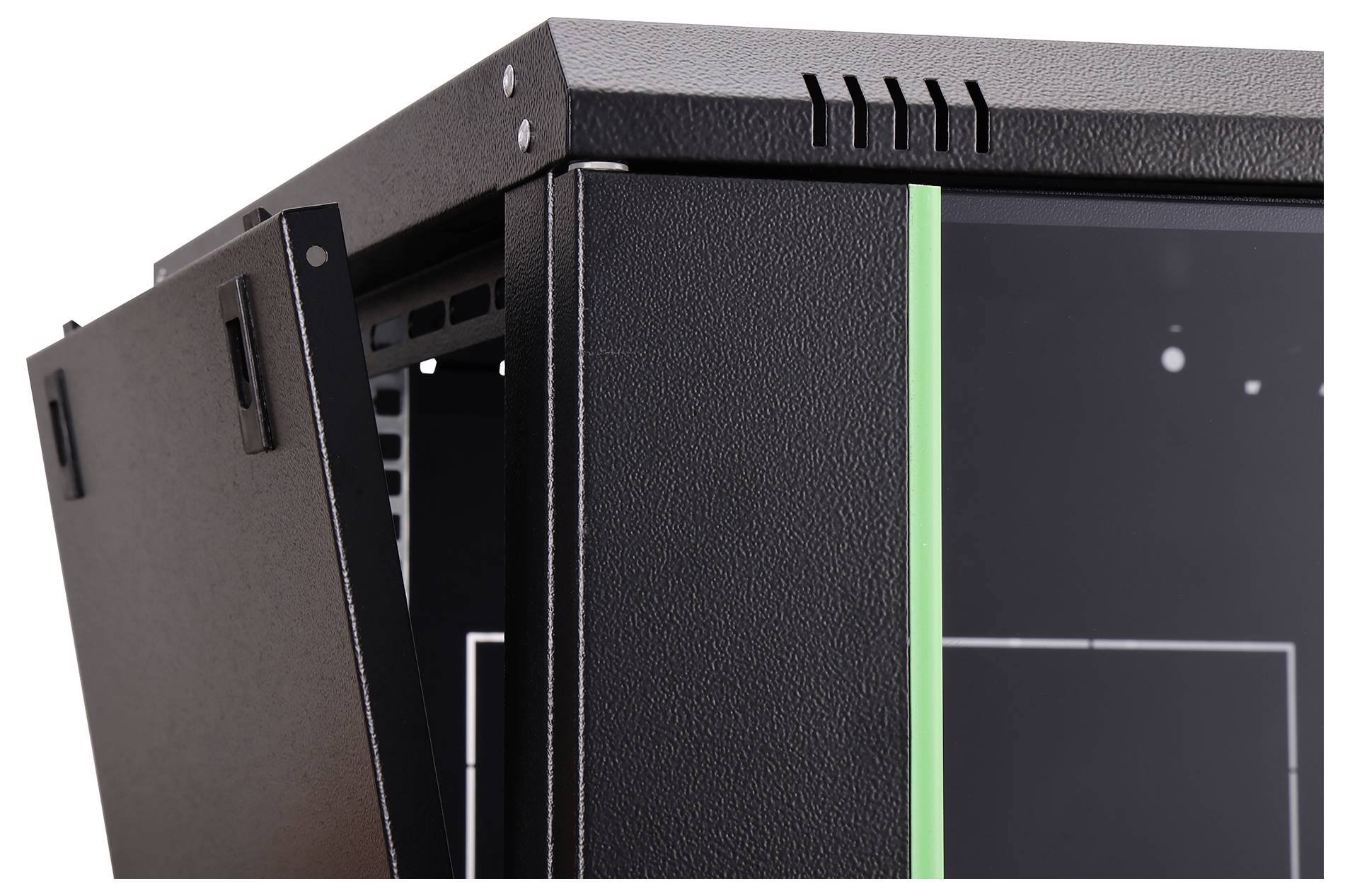 Een zwarte metalen kast met een licht geopende deur, waarbij de binnenshuis gelegen schappen zichtbaar zijn. De voorkant heeft een verticale groene streep, wat wijst op een modern design.