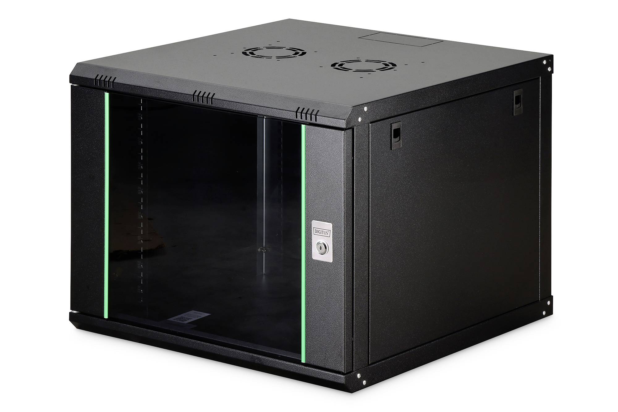 Een zwarte serverrack met een glazen deur en groene accenten, voorzien van ventilatiefans bovenop en een afsluitbare sluiting, geschikt voor IT-apparatuur.