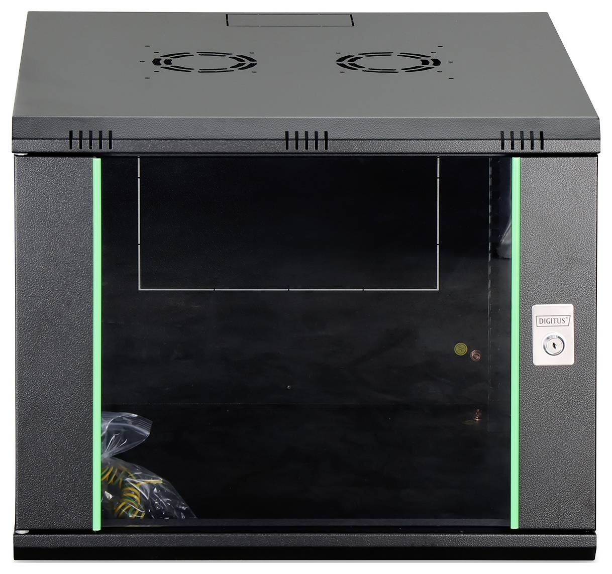 Een zwarte, wandgemonteerde serverrack met een transparante deur en sloten, voorzien van groene LED-verlichting langs de randen.