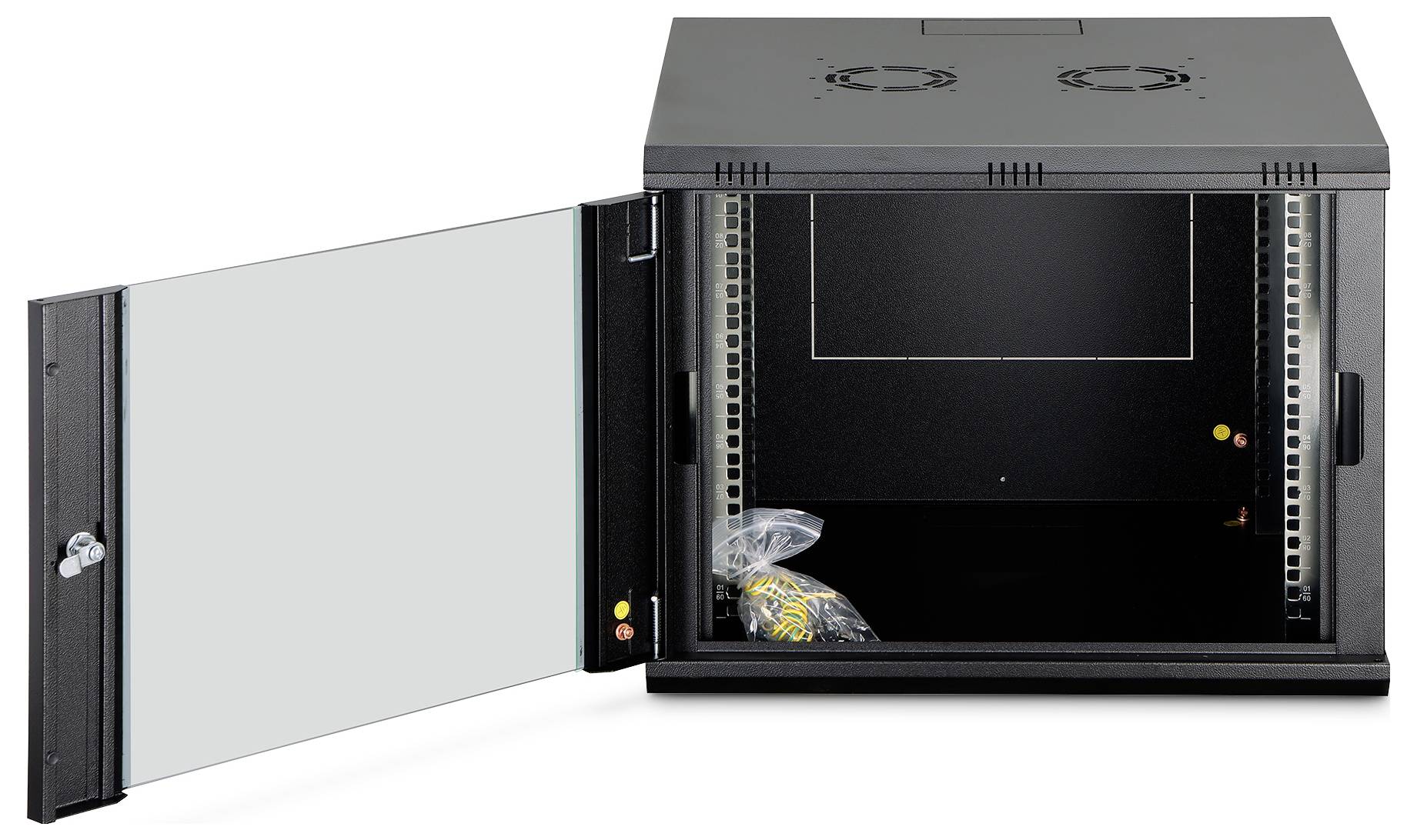 Een open zwart serverrek met een glazen deur, waarbij de lege binnenruimte zichtbaar is en een plastic zak met schroeven of hardware erin.