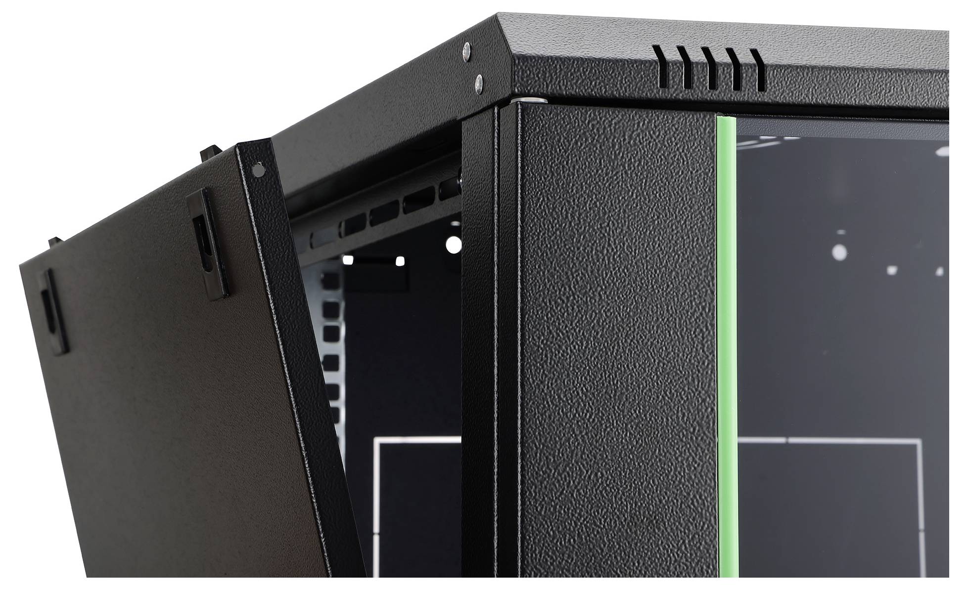 Een close-up van een zwarte serverrack met een gedeeltelijk open zijpaneel, waarbij de interne sleuven zichtbaar zijn. Groene verlichting accentueert de hoekrand.
