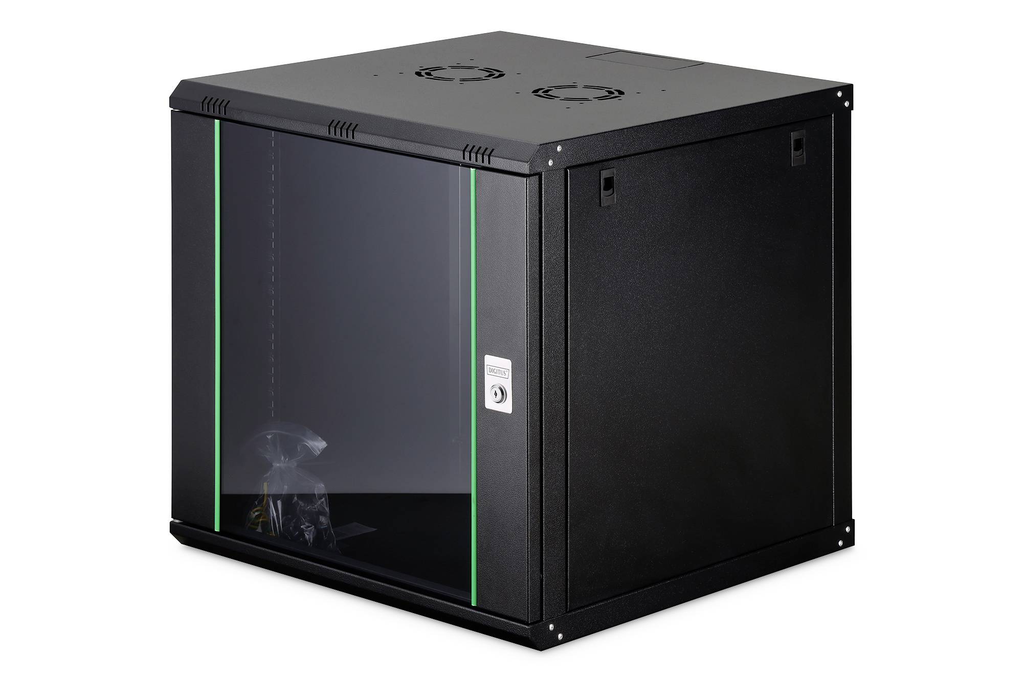 Een zwarte serverrack kast met een glazen voordeur en een zichtbaar slot. De kast heeft twee ventilatieventilatoren bovenop.