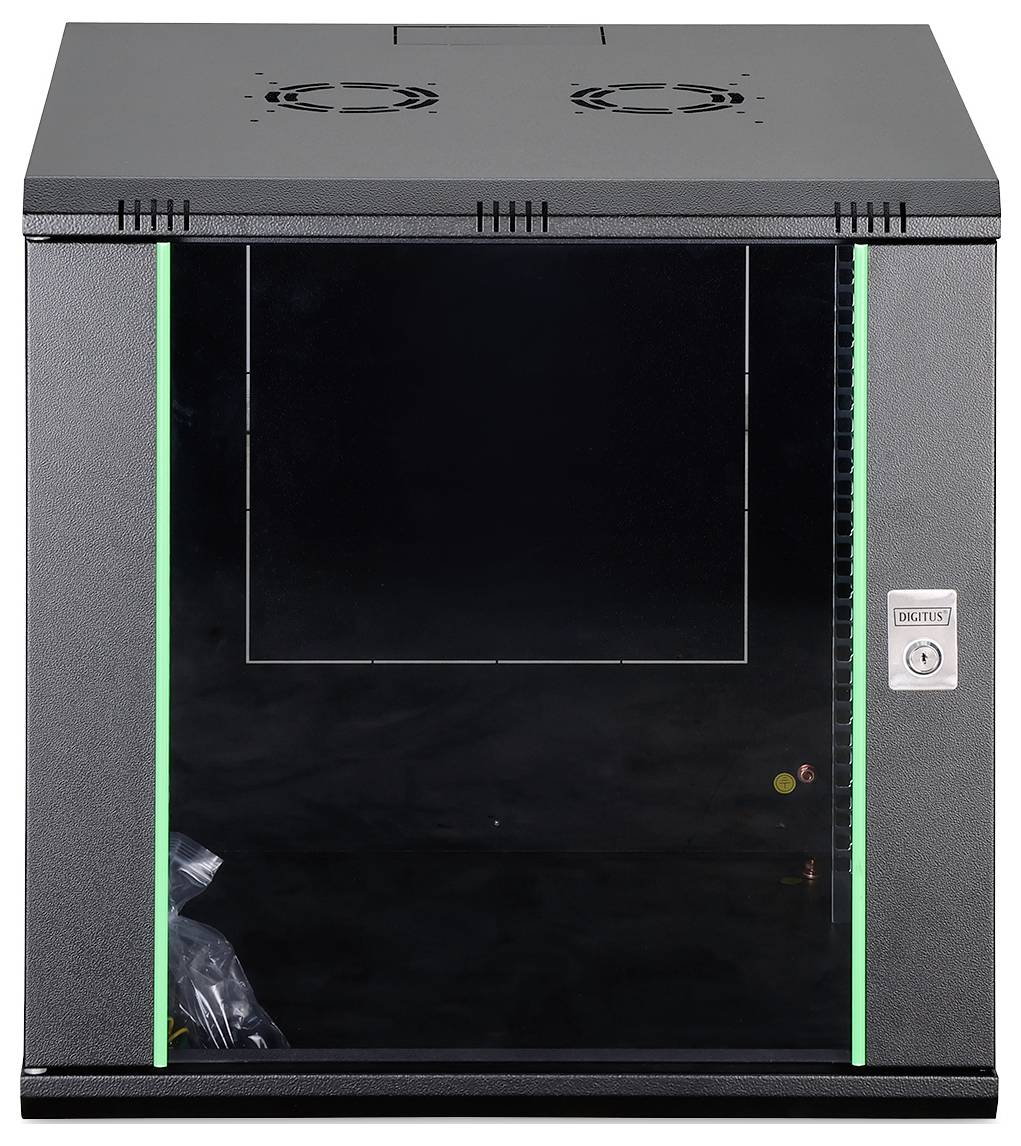 Een zwarte netwerk wandkast met een transparante voordeur, verticale groene LED-strips aan de zijkanten, en een metalen slot met een sleutelgat.