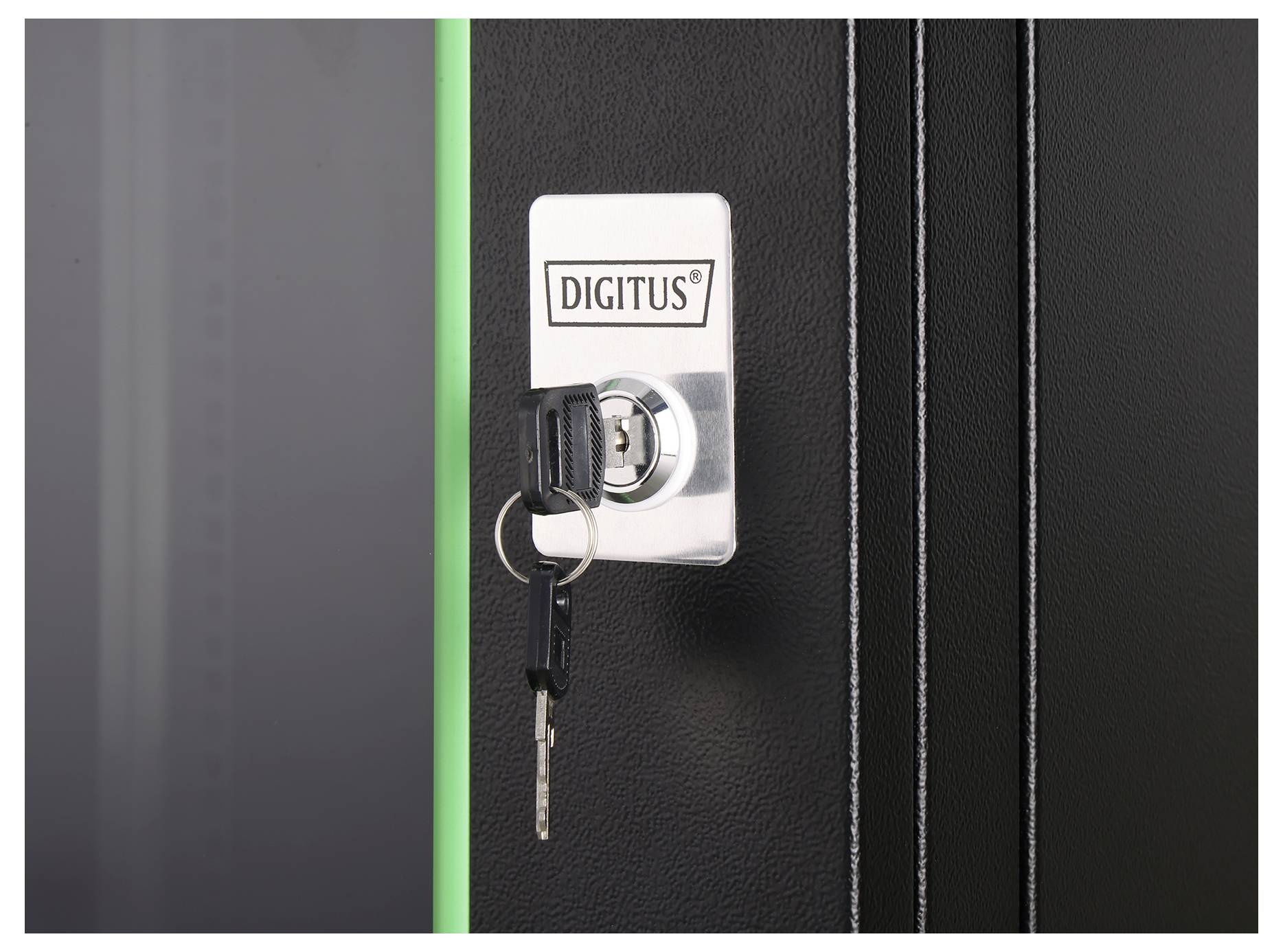 Een slot met sleutels die zijn gestoken in een zwarte kastdeur, voorzien van het 'DIGITUS'-label, naast een groene verticale strip.