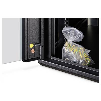 'Close-up van de hoek van een serverkast met een aardingsaansluitpunt en een plastic zak met kabels erin, tegen een donkere achtergrond.'
