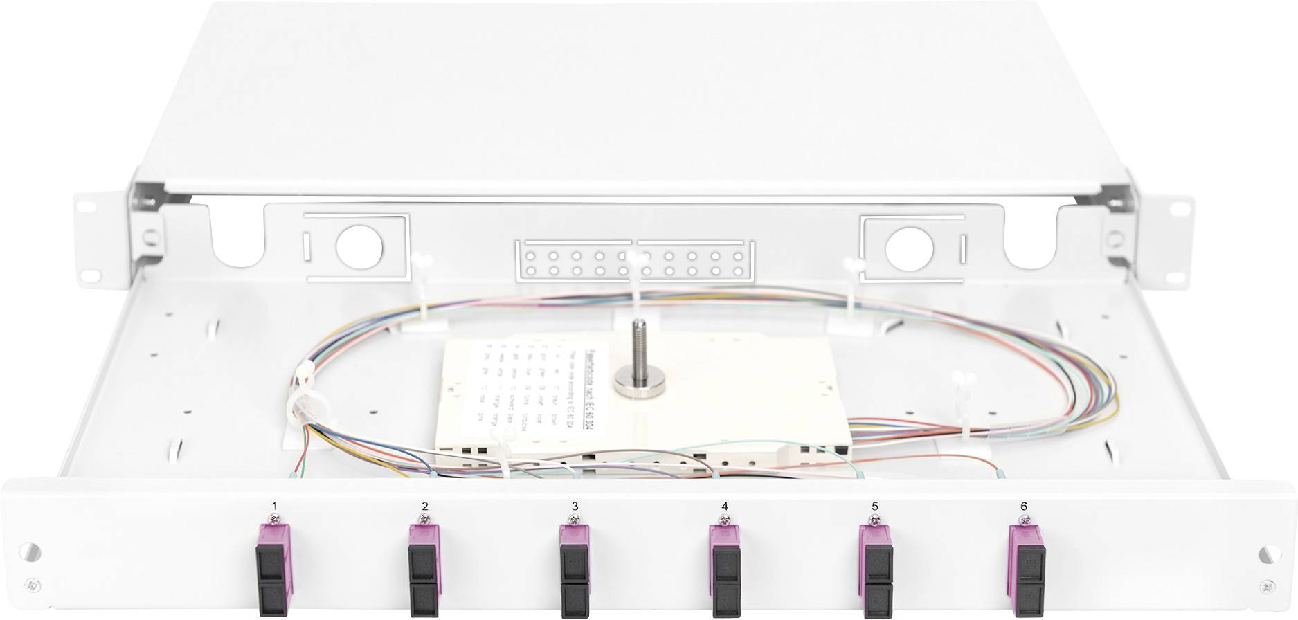 Een open rack-behuizing met kabels en steekmodules, geschikt voor het beheren van optische verbindingen in netwerkinfrastructuren.
