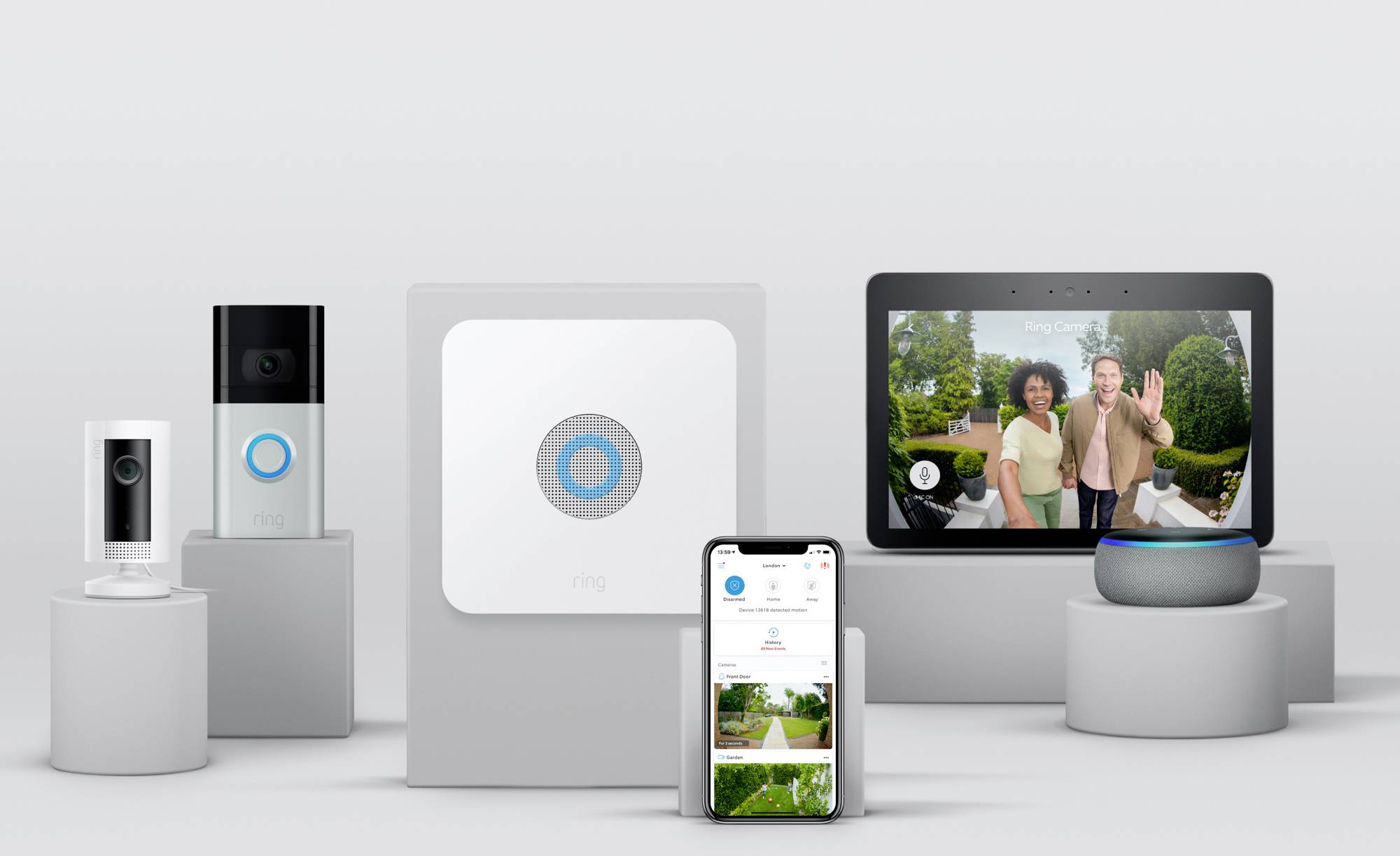 Een verzameling Smart Home-apparaten, inclusief een camera, deurbel, alarmhub en een display met video-entertainment.