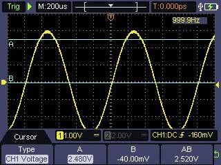 'Oscilloscoopscherm toont sinusvormige golf van 999,9 Hz. Verticale spanning 2,48 V, spanningsbereik -40 mV tot 2,52 V.'