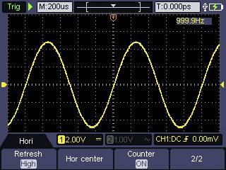 Een oscilloscoop toont een gele, gelijkmatige sinusgolf op kanaal 1 met een frequentie van 999,9 Hz en een spanning van 12,0 V.
